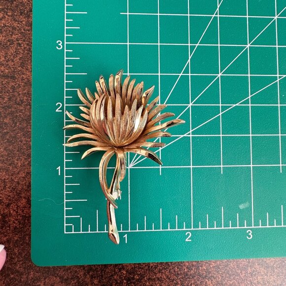 Crown Trifari Thistle Brooch Gold Tone 2.25 Inches - Picture 9 of 9